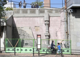 交番が撤去され、通りに姿を現した排水管とみられる構造物と欄干＝神戸市兵庫区荒田町１