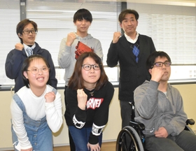障害の種別を問わない野球チーム「ダンデライオンズ」の選手ら＝神戸市役所