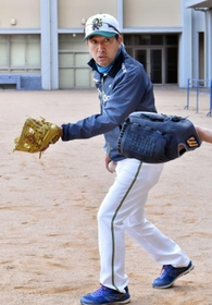 一つ一つの動作を丁寧に指導する監督の井上聞三さん＝神戸市灘区摩耶海岸通２