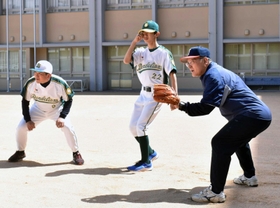 リードを取る練習をする選手ら＝神戸市灘区摩耶海岸通２