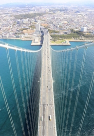 あまりにも高すぎて、橋を渡る車がおもちゃのように感じられる＝明石海峡大橋