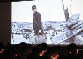 沖縄戦の悲惨さをリアルに描く「島守の塔」を鑑賞する井吹台中学校の３年生＝神戸市西区井吹台西町２