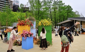 リニューアルされた東遊園地では初開催。花などで彩られ、イベントは盛り上がった