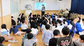 創作童話「かなしきデブ猫ちゃん　マルのはじまりの鐘」の主人公マルにさまざまな質問をする児童たち＝灘の浜小学校