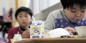 給食で提供されたマルのイラスト入り牛乳＝灘の浜小学校