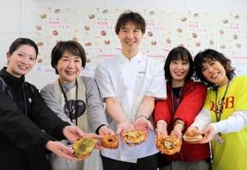 期間限定の「朝ごはんに食べたくなるパン」をＰＲする関係者＝中央区東町