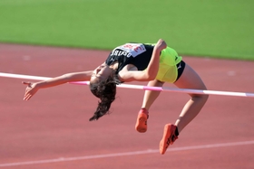 中学女子走り高跳び決勝　１メートル５４をクリアし、優勝した押部谷の西海瑞葵選手＝ユニバー記念競技場（撮影・風斗雅博）