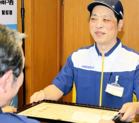 特殊詐欺を防いだとして、神戸西署から感謝状を贈られた黒川泰生さん＝神戸市西区糀台５