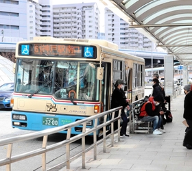 駅の東側にある「神戸駅南口バス停」＝神戸市中央区東川崎町１