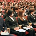 男女共学となった１期生らが並ぶ入学式＝神戸ポートピアホテル
