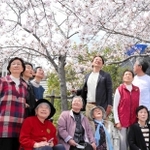 亡き夫婦をしのび、植樹した桜を見上げる遺族ら参加者＝神戸市灘区高徳町１