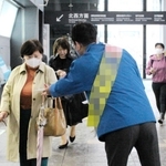 通勤時間帯に合わせて駅構内でチラシを配る候補者（画像の一部を加工しています）＝神戸市内（撮影・安藤真子）