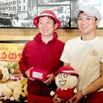 ４月１２～２２日の水ー土曜に限定販売する「第２回ドリーム豚饅プロジェクト」で、チーズ豚饅２種を共同開発した老祥記の曹祐仁さん（右）と六甲バターの塚本浩康社長＝神戸市中央区元町通１、曹家包子館