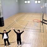 体育館を新設した渡部克栄さん（左）と三木達朗さん＝神戸市兵庫区浜中町１