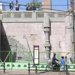 交番が撤去され、通りに姿を現した排水管とみられる構造物と欄干＝神戸市兵庫区荒田町１