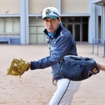一つ一つの動作を丁寧に指導する監督の井上聞三さん＝神戸市灘区摩耶海岸通２