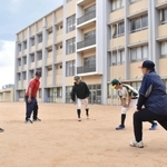 各自無理のない範囲でストレッチに取り組む＝神戸市灘区摩耶海岸通２