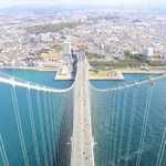 あまりにも高すぎて、橋を渡る車がおもちゃのように感じられる＝明石海峡大橋