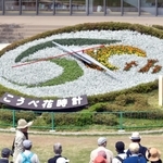神戸まつりのロゴマークがデザインされた「こうべ花時計」＝神戸市中央区加納町６