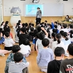 創作童話「かなしきデブ猫ちゃん　マルのはじまりの鐘」の主人公マルにさまざまな質問をする児童たち＝灘の浜小学校