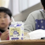 給食で提供されたマルのイラスト入り牛乳＝灘の浜小学校