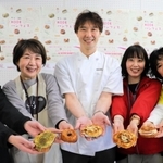 期間限定の「朝ごはんに食べたくなるパン」をＰＲする関係者＝中央区東町