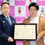 男の迷惑行為から女性を助け、葺合署の植田賢治署長（左）から感謝状を受け取った西谷信宏さん＝神戸市中央区吾妻通５