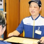 特殊詐欺を防いだとして、神戸西署から感謝状を贈られた黒川泰生さん＝神戸市西区糀台５
