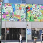 ボートピア神戸新開地の入り口にお目見えした鮮やかな壁画＝神戸市兵庫区新開地４