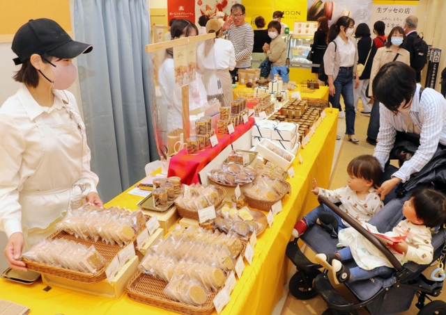ケーキやチョコレートなどの洋菓子が並ぶ会場＝大丸神戸店