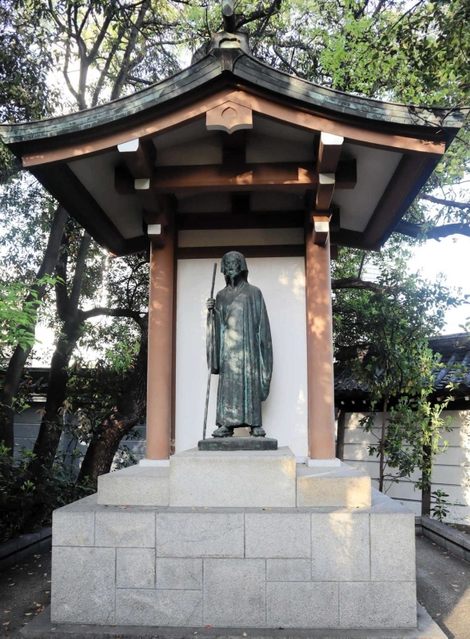 楠木正成の功績に光を当てた徳川光圀の像＝神戸市中央区多聞通３、湊川神社