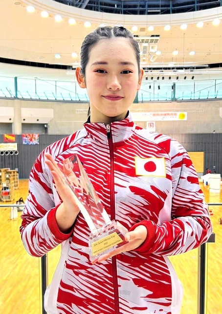 ３冠を果たし、トロフィーを手にする貴田胡花さん（ＷＵＳＨＵ太極２１提供）