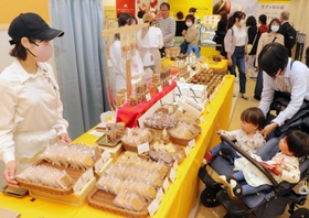 ケーキやチョコレートなどの洋菓子が並ぶ会場＝大丸神戸店