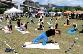 ヨガを楽しむ「アースデイ神戸２０２３」の参加者ら＝みなとのもり公園