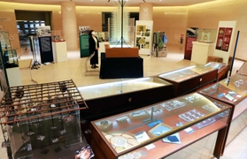 神戸パールミュージアムの収蔵品が並ぶ会場＝神戸市東灘区向洋町中２