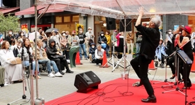 新開地商店街でも音楽が鳴り響いた＝兵庫区新開地６