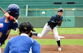 テンポよく投げ込む神戸コスモスの投手＝神戸市須磨区緑台、ほっともっとフィールド神戸