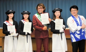 神戸まつり応援隊長に就いたクマガイタツロウさん（左から３人目）と、おまつり大使を担うスマイル神戸のメンバー＝神戸市役所