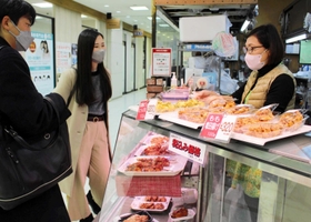 セルバ名店会を巡る大学生＝神戸市東灘区森南町１