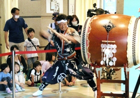 ワタクシ的スマスイ＞大水槽前でコンサート、新たな航海に「光あれ