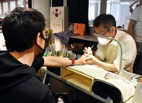 初めてネイルを体験する男性＝神戸市中央区小野浜町
