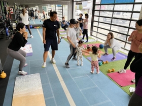 大前拓さん（中央）の指導でサーキットトレーニングに取り組む女性たち＝神戸市須磨区須磨本町２