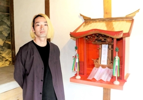 廃屋から見つけた神棚を再利用したアートを制作した森山未來さん＝神戸市兵庫区梅元町
