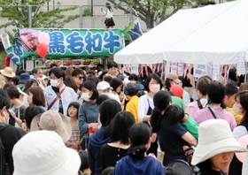 親子連れらでにぎわう会場＝鈴蘭公園
