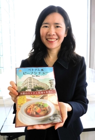 「ご飯とはもちろん、麺類とも相性がいい」と話すレファン・バオカンさん＝神戸市中央区東川崎町１