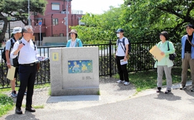 火垂るの墓ゆかりの地をめぐる参加者たち＝神戸市東灘区御影石町４