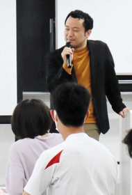 「窮屈な時代。学び方も変わっていく。時代は大きな転換期」と話す信岡さん＝神戸市東灘区魚崎北町、灘高校