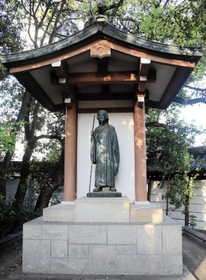 楠木正成の功績に光を当てた徳川光圀の像＝神戸市中央区多聞通３、湊川神社