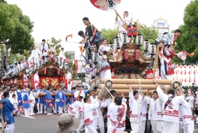六甲ファミリーまつりで披露されただんじりのパフォーマンス＝王子公園