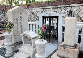 安養寺にある青山幸利の景仰碑＝神戸市中央区楠町７